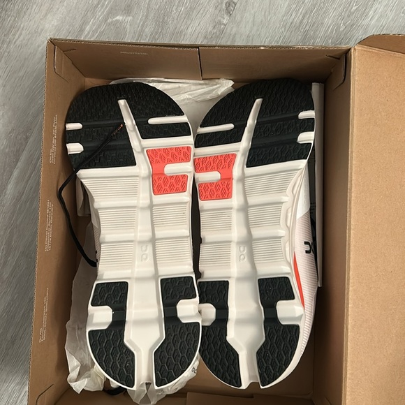On Running Cloudstratus White and Orange Athletic Shoes
Cloudrunner 2 - Picture 6 of 6